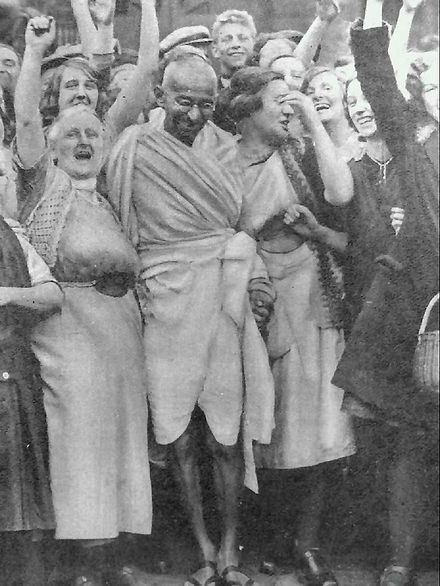 440px-Gandhi_at_Darwen_with_women